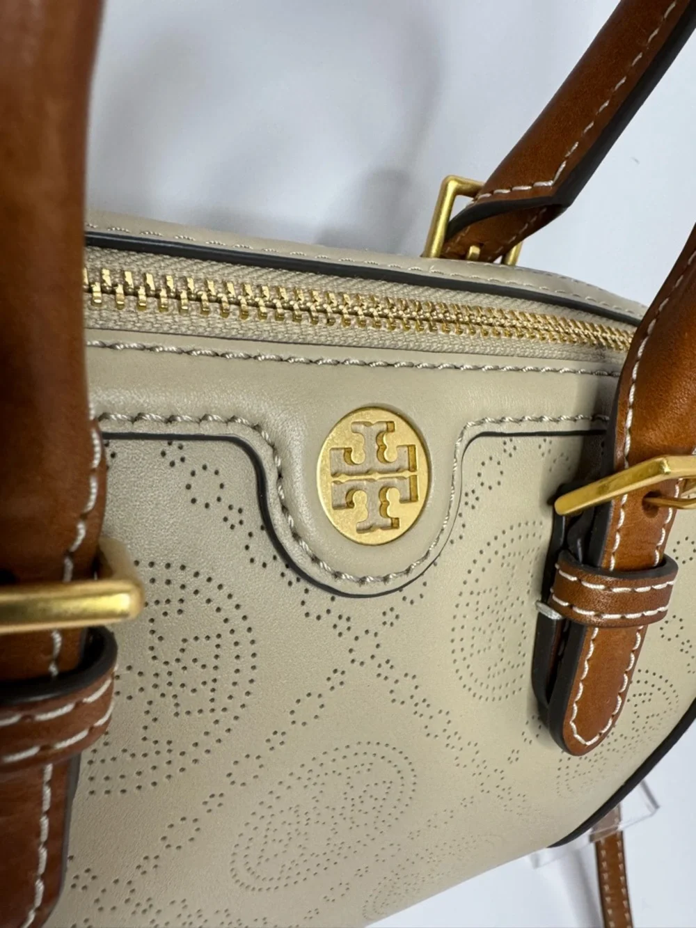 #261 Tory Burch Like New T Monogram Perforated Mini Barrel Bag Almond Flour - Picture 3 of 15